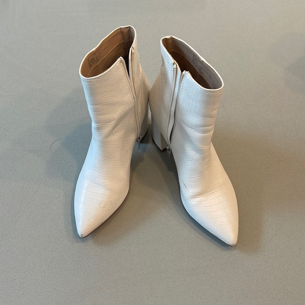 White pointed toe boots